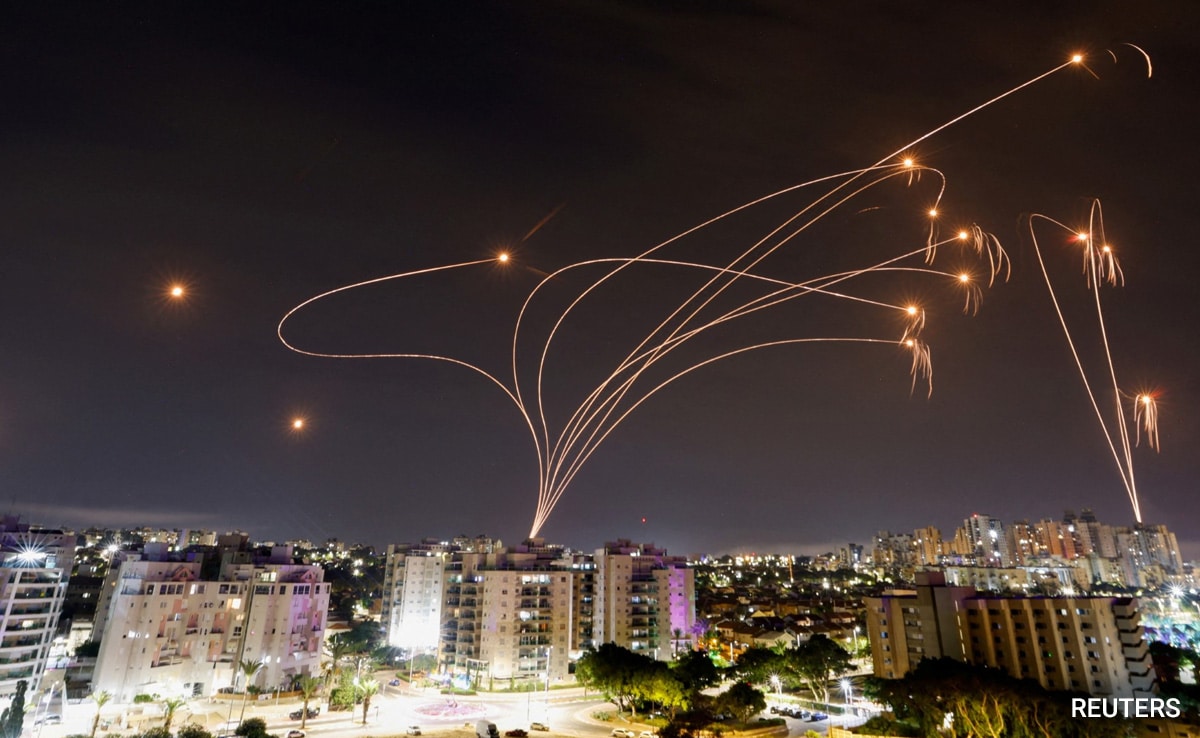 Contra-ataque do IRÃ mostrou que o IRON DOME de ISRAEL era só propaganda. TEL AVIV pagando o preço pelos anos de covardia contra a SÍRIA e a Palestina. O IRAN tem o direito de se defender...