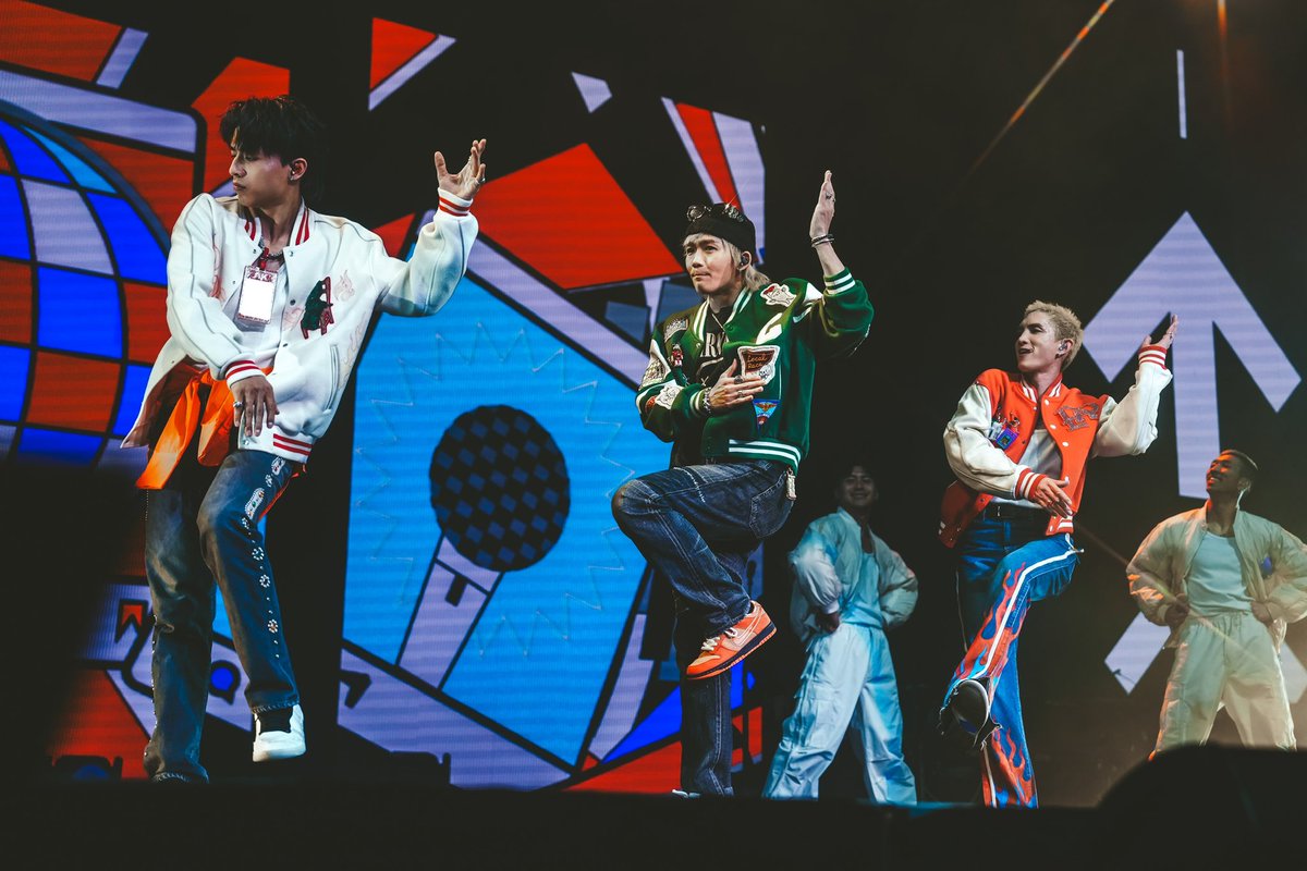 UBSArena's tweet photo. Be the Rocketstars ✨⭐️🎤 @MIRROR_weare 

📸@dennisadasilvaa https://t.co/OwHbkue8No