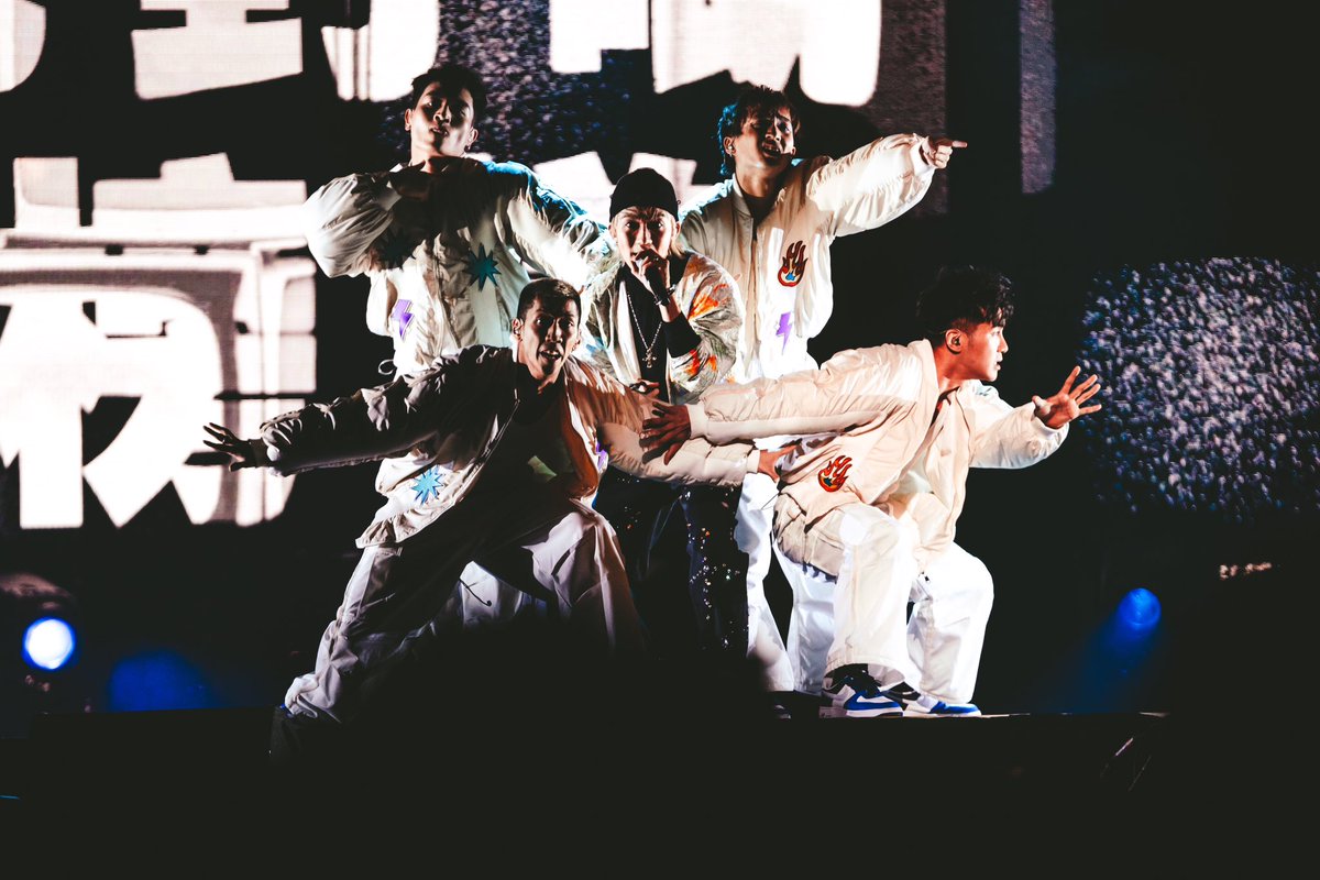 UBSArena's tweet photo. Be the Rocketstars ✨⭐️🎤 @MIRROR_weare 

📸@dennisadasilvaa https://t.co/OwHbkue8No