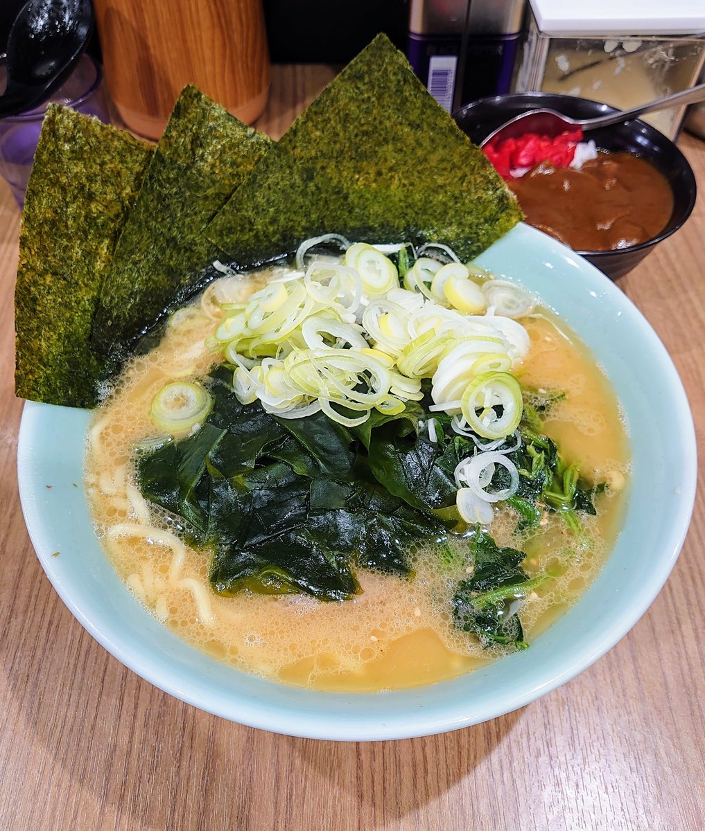 根岸『千家 根岸店』🍜080 ワカメラーメン　小カレー 10時OPENのコチラで朝ラー🍜 ほうれん草と薬味ネギが無料なのが嬉しい🤭 スープに浸したワカメ・ネギ・ほうれん草が染みる〜😍 朝はこの位で調度いい🙆🏻☀️ カレーも甘辛で旨し🤭 激旨でご馳走様でした🙏🏻