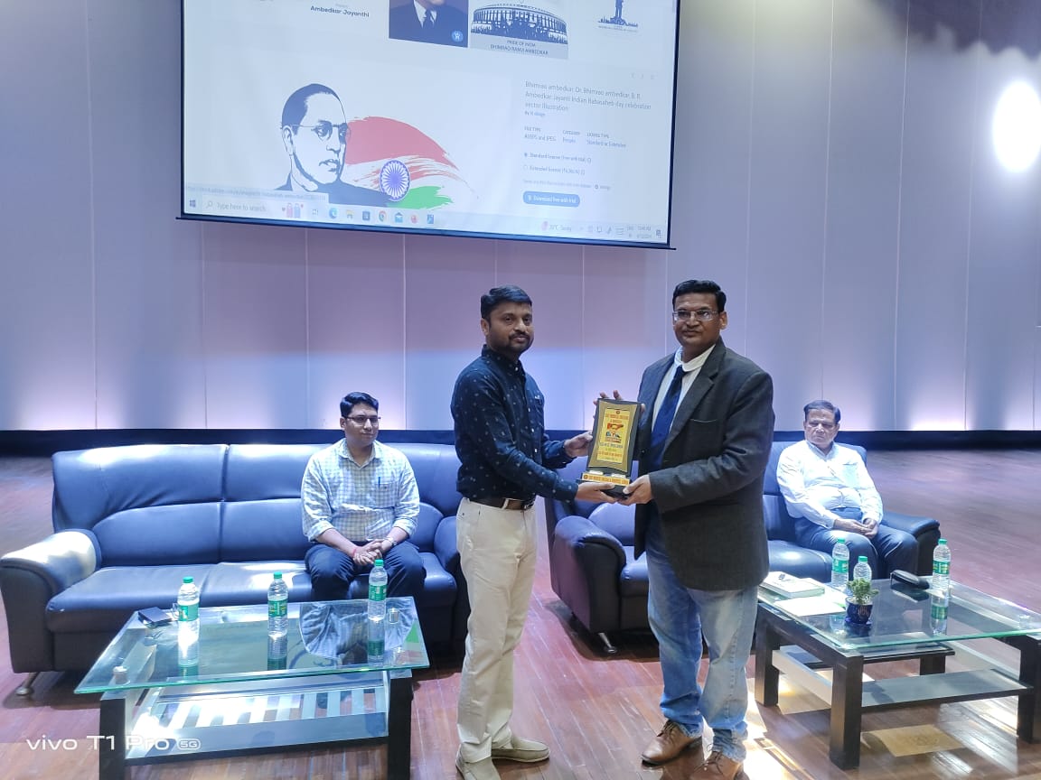 Kamleshtonk_swm's tweet image. हम अपने संविधान निर्माता और भारत रत्न बाबासाहेब अम्बेडकर साहब को उनकी 133वीं जयंती पर पूरे मान- सम्मान के साथ भावभीनी पुष्पांजलि अर्पित करते हैं।  #drkamleshmeenarajarwal #babasahebambedkar #BheemArmy #babasaheb