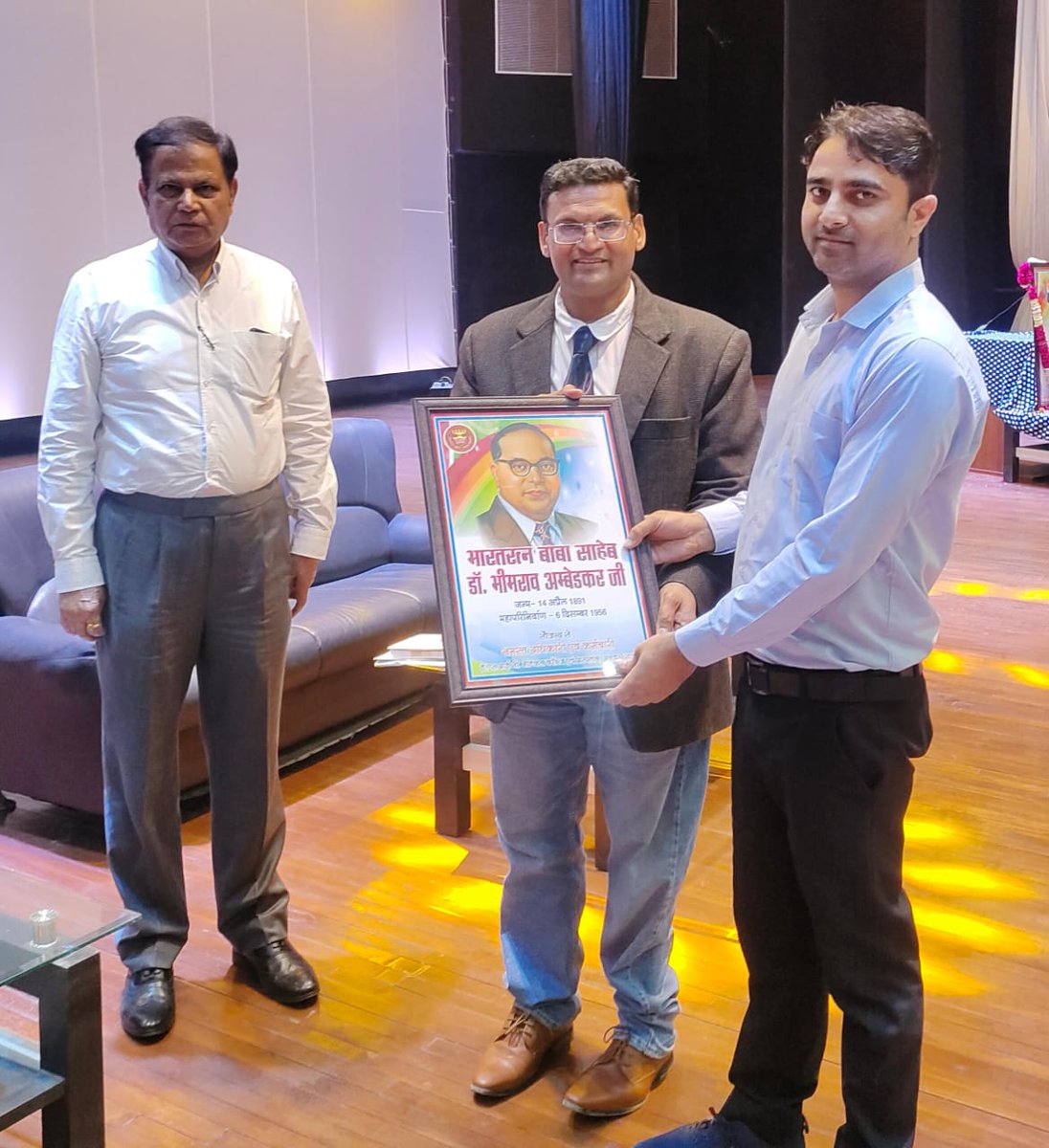 Kamleshtonk_swm's tweet image. हम अपने संविधान निर्माता और भारत रत्न बाबासाहेब अम्बेडकर साहब को उनकी 133वीं जयंती पर पूरे मान- सम्मान के साथ भावभीनी पुष्पांजलि अर्पित करते हैं।  #drkamleshmeenarajarwal #babasahebambedkar #BheemArmy #babasaheb