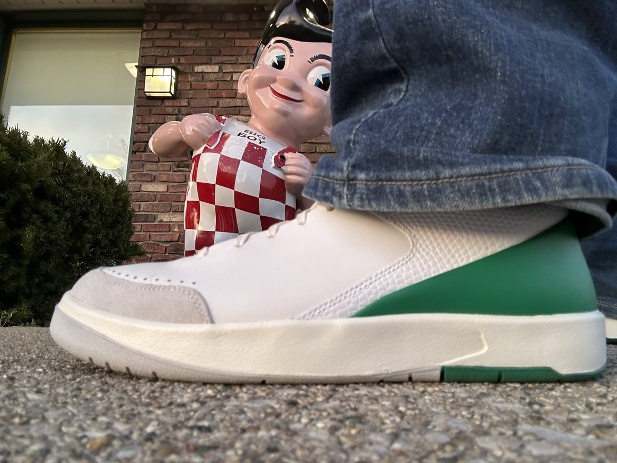 We stepped out for a nice Saturday night diner dinner at Big Boy! (Air Jordan 2 Low, Nina Chanel Abney collab) #KOTD #yoursneakersaredope @nikestore @Nike @Jumpman23 @ninachanel