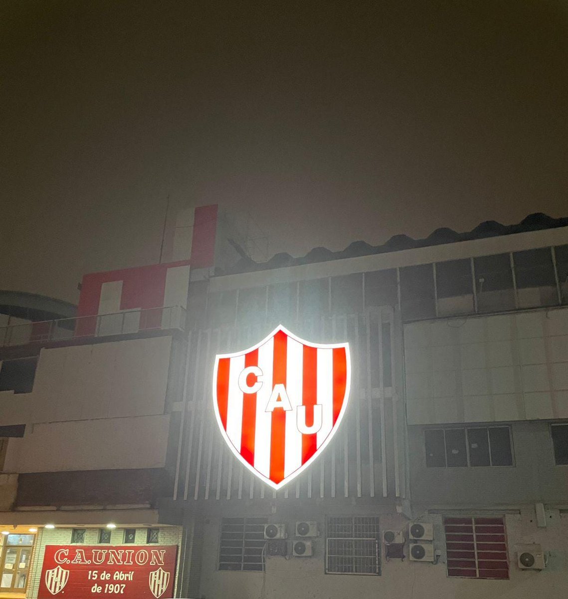 Yosoytatengue's tweet photo. Se instaló el nuevo escudo en el frente de la sede 😍🇦🇹 https://t.co/5CZ2RCWJzY