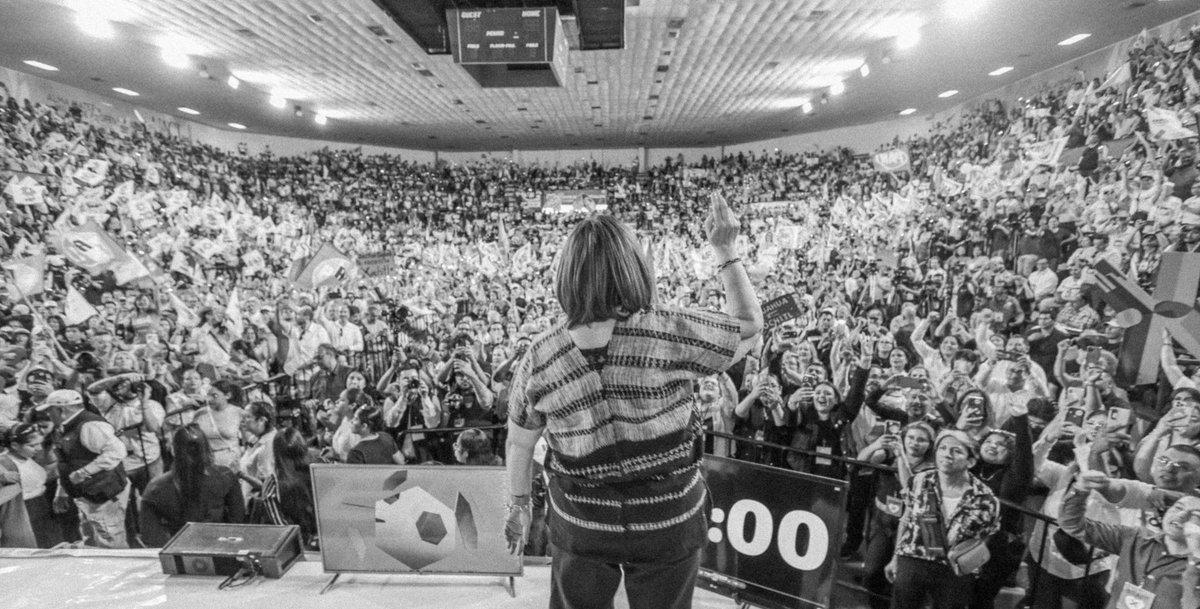 XochitlGalvez's tweet photo. En mi gobierno vamos a investigar y castigar la corrupción, trátese de quien se trate.

En esta elección está en juego seguirle dando abrazos a los delincuentes o que llegue una mujer que sí les va a aplicar la ley.

Cuento con ustedes y ustedes cuentan conmigo.

¡Gracias Ciudad Juárez!

#MxSinMiedo