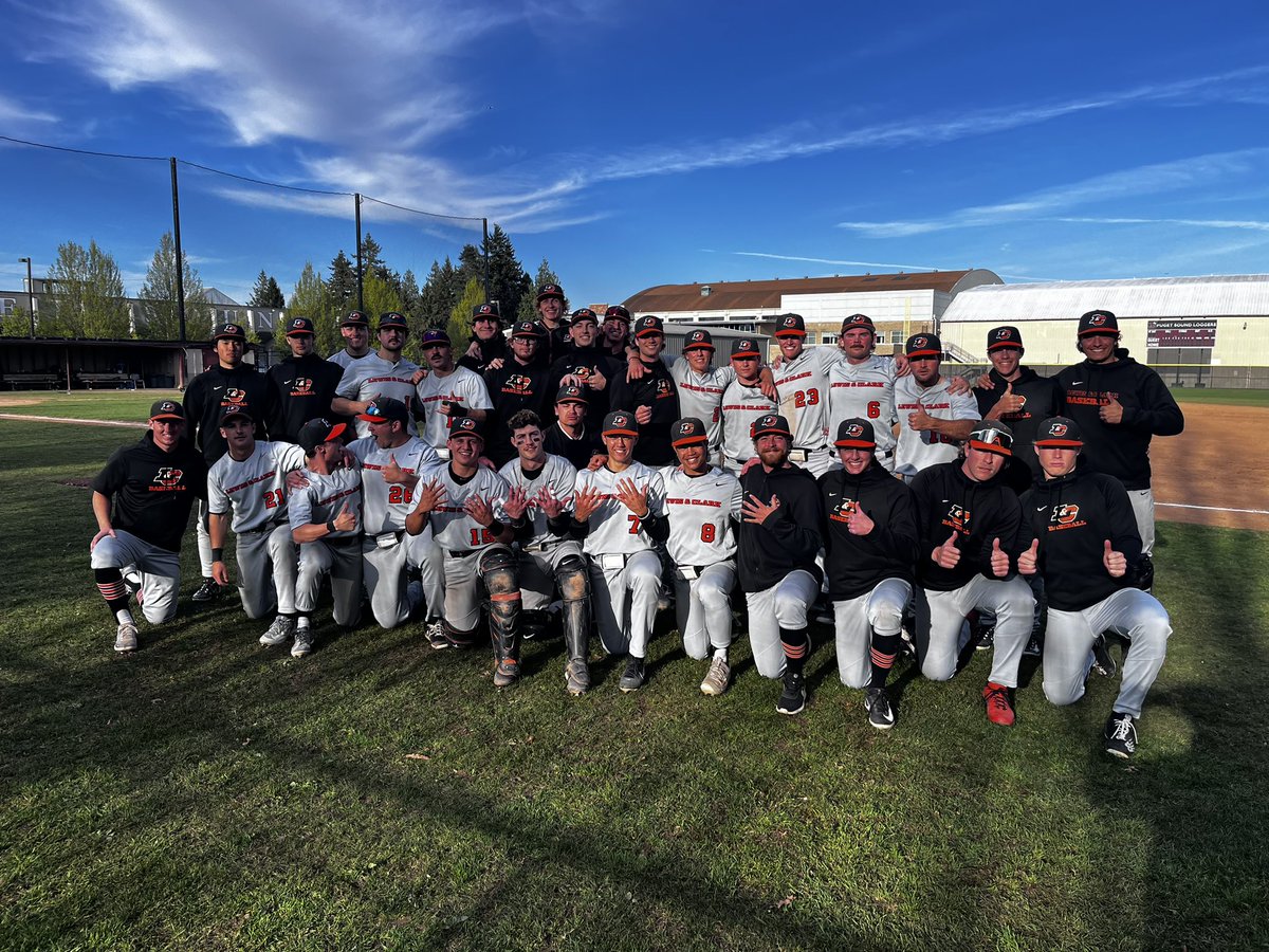 Solid pitching from Eisen and Ritter and a huge 9-run 7th give the Pios the series win!  10-6 Good Guys!  #RollPios