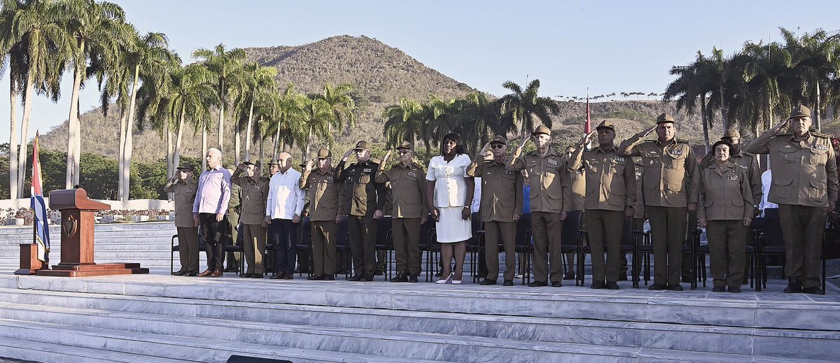 En el Segundo Frente Oriental “Frank País” en #SantiagodeCuba se desarrolló este sábado la ceremonia de traslado e inhumación de los restos de combatientes que lucharon en el frente guerrillero. Presente nuestro General de Ejército Raúl Castro Ruz y el Presidente @DiazCanelB.