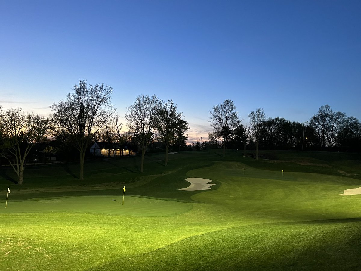 Got to experience the new renovations at Evansville County Club today. <a href="/ECCSuper77/">Jeff Sexton, CGCS</a> and the crew have done a phenomenal job with this place from green to tee. <a href="/USIMGolf/">USI Men's Golf</a> needs a practice facility like this!