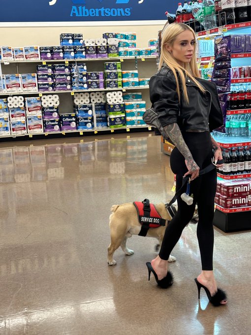 What will you do if you see a chick like this flirting with you in the supermarket? Will you follow her