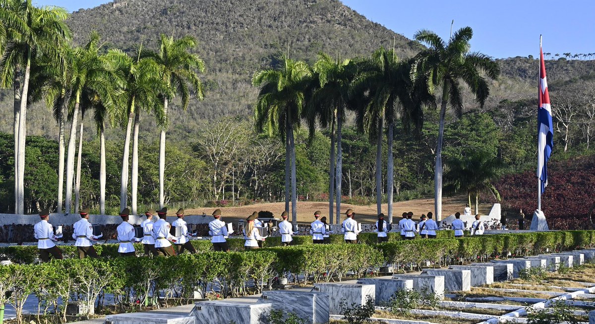 Tuve el honor de estar junto al General de Ejército al pie de la montaña de Mícara, impresionante lugar que guarda el Mausoleo del Segundo Frente Oriental “Frank País". 

Los restos mortales de 40 combatientes regresaron hoy junto a sus compañeros de lucha. 

¡Gloria eterna!