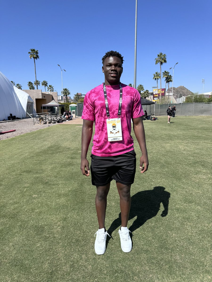 ASU Spring Practice @VistaGrandeFB ‘25 Edge/OLB Athiaun Arol One of the more intriguing prospects pulled up to practice on Thursday.. I saw Arol at a camp last year and he was about 6’2 he now looks like he’s 6’4 with room to grow.. Spent time in the weight room, worked on his…