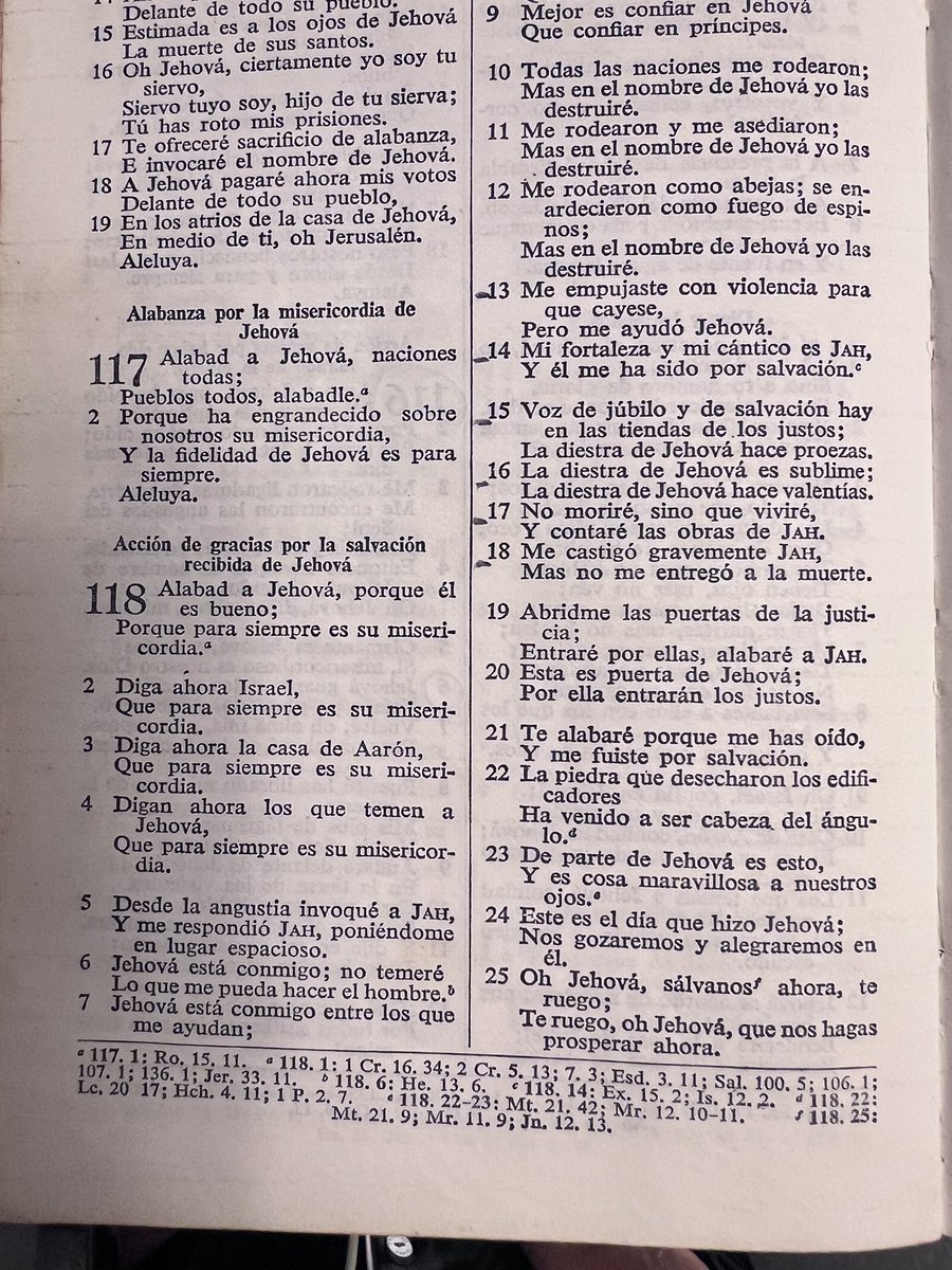 Soy amante de los Salmos, uno de los libros más hermosos de la Biblia. Hoy toca leer el Salmo 118 pero si ven, el 117 es el más pequeño de todos. ¿ cuál te gusta ? Me gustaría leerlos.