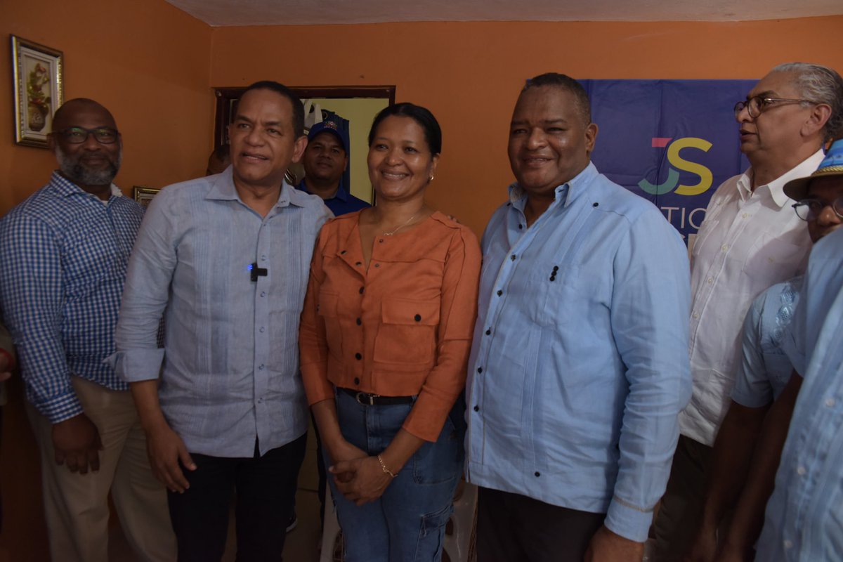 JSocialDO's tweet photo. Nuestro presidente, @JCesarValentin, también estuvo en el municipio San Antonio de Guerra, donde tuvo la oportunidad de interactuar con líderes comunitarios y de juramentar equipos de trabajo de #JusticiaSocial. https://t.co/X6p2bmXHAo