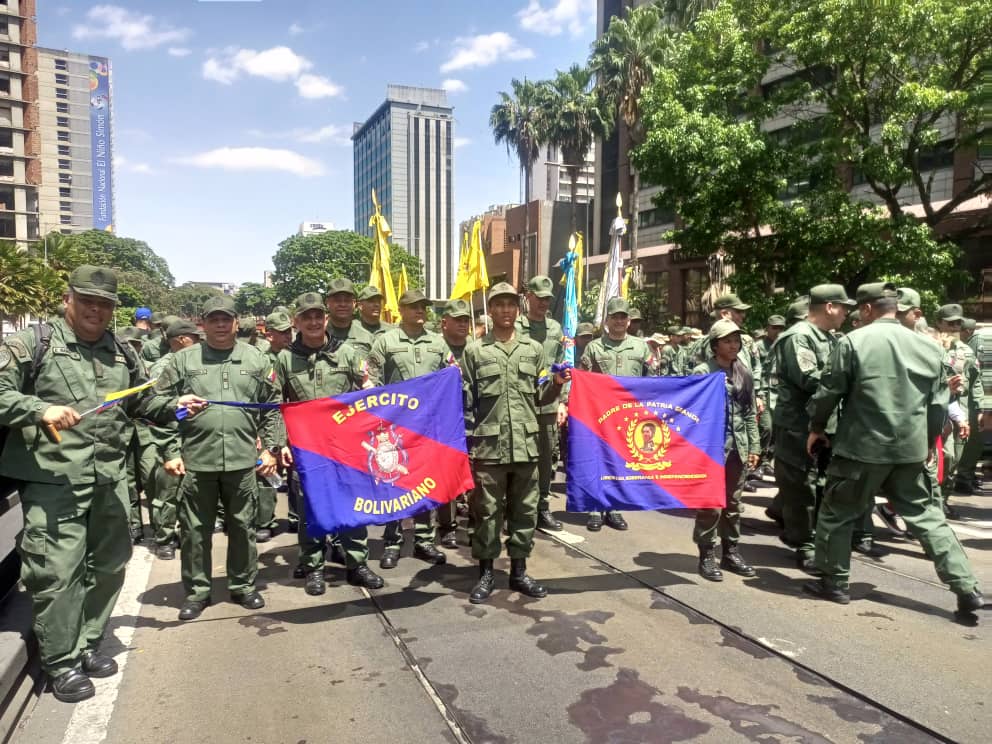🔀 🇻🇪 #DeInterés || Hoy, el Estado Mayor del Ejército Bolivariano marcha con orgullo y honor. Conmemoramos el día de la milicia, recordando a cada 
valiente soldado que con dedicación y compromiso, defiende nuestra soberanía y el legado de libertad.
#SoloUnidosVenceremos