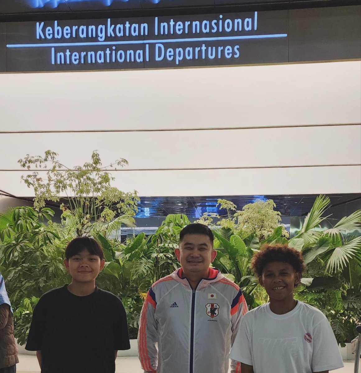 ryangozali's tweet image. 1 pulang untuk ganti visa kerja, yang 1nya terbang untuk daftar liga

All the best for Awi yang berangkat menyusul ke tim Helsya untuk berlaga di liga bersama dengan #FCRyukyu

Duo timnas ini akan kembali bersatu #SepakbolaPutri #WomenFootball #Papua  #IndonesiansAbroad