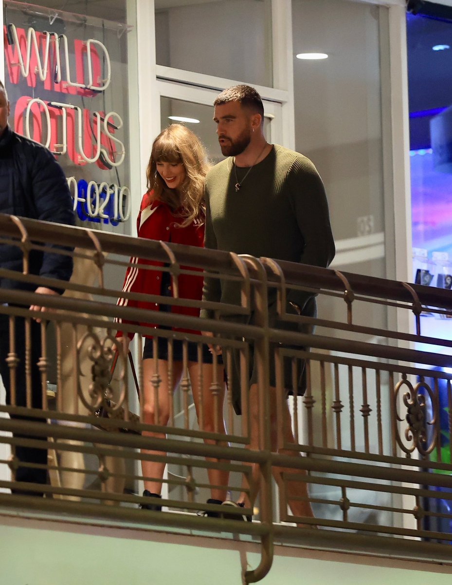 MYREDLlPS's tweet photo. She’s flipping through the photos in a news article finding her and @LikeBloodstains. A soft groan emitting from her lips. https://t.co/LXxtfCeRwv