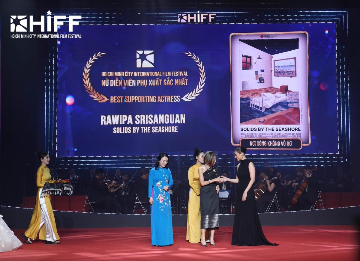 Filipina Actress Liza Soberano presented the ‘Best Supporting Actress’ award to Thai Actress Rawipa Srisanguan (Solids By The Seashore) at the first-ever Ho Chi Minh City International Film Festival in Vietnam last April 13. 📸 HIFF #LizaSoberano @lizasoberano #LizQuen