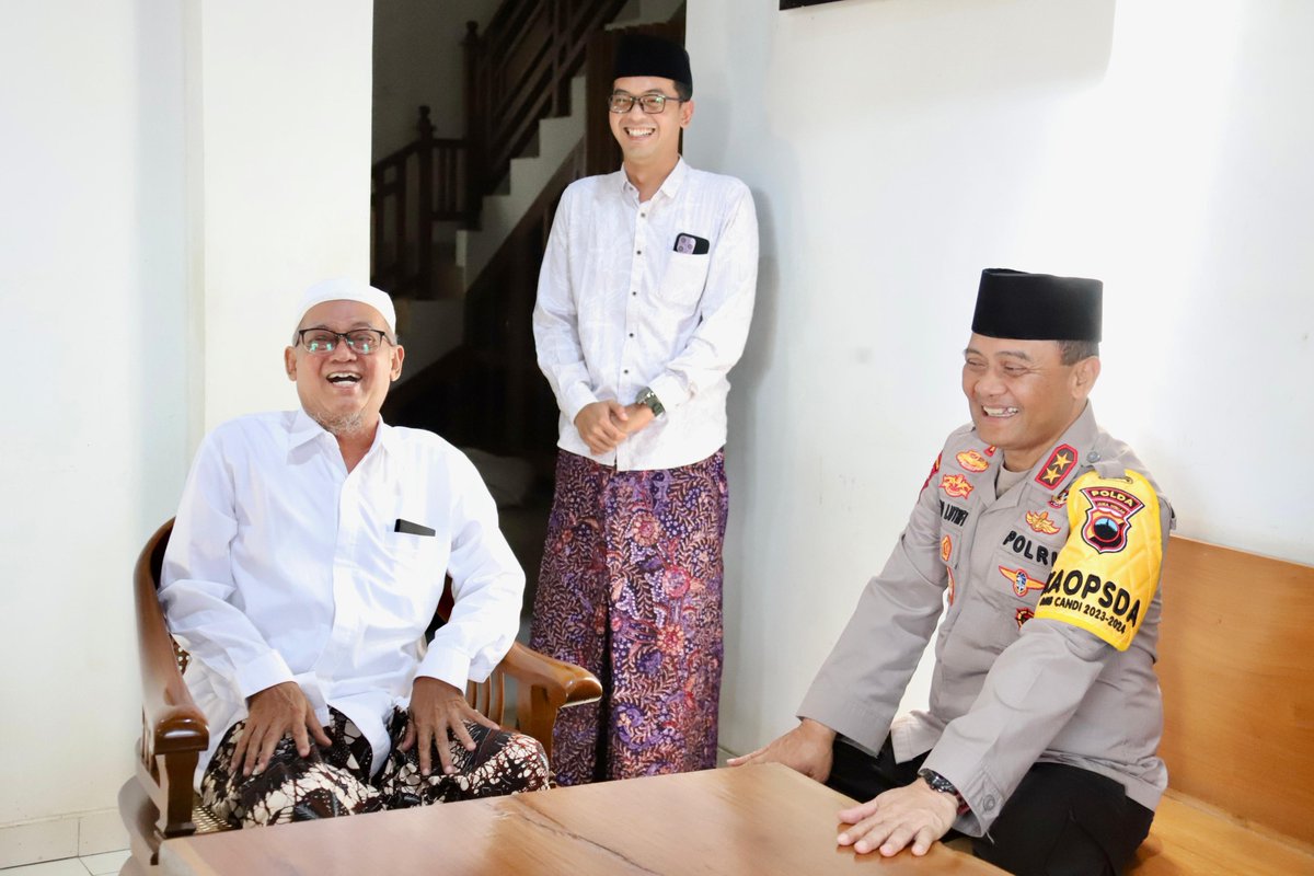 Alhamdulillah diberikan kesempatan untuk dapat bersilaturahmi dengan KH. Muad Thohir di PP Roudlah Al Thohiriyah Margoyoso Pati, Kab. Pati.

Semoga kehangatan ini juga dirasakan oleh Masy Jawa Tengah utk bersama menjaga kondusivitas kamtibmas

#HadirUntukMasyarakatJateng