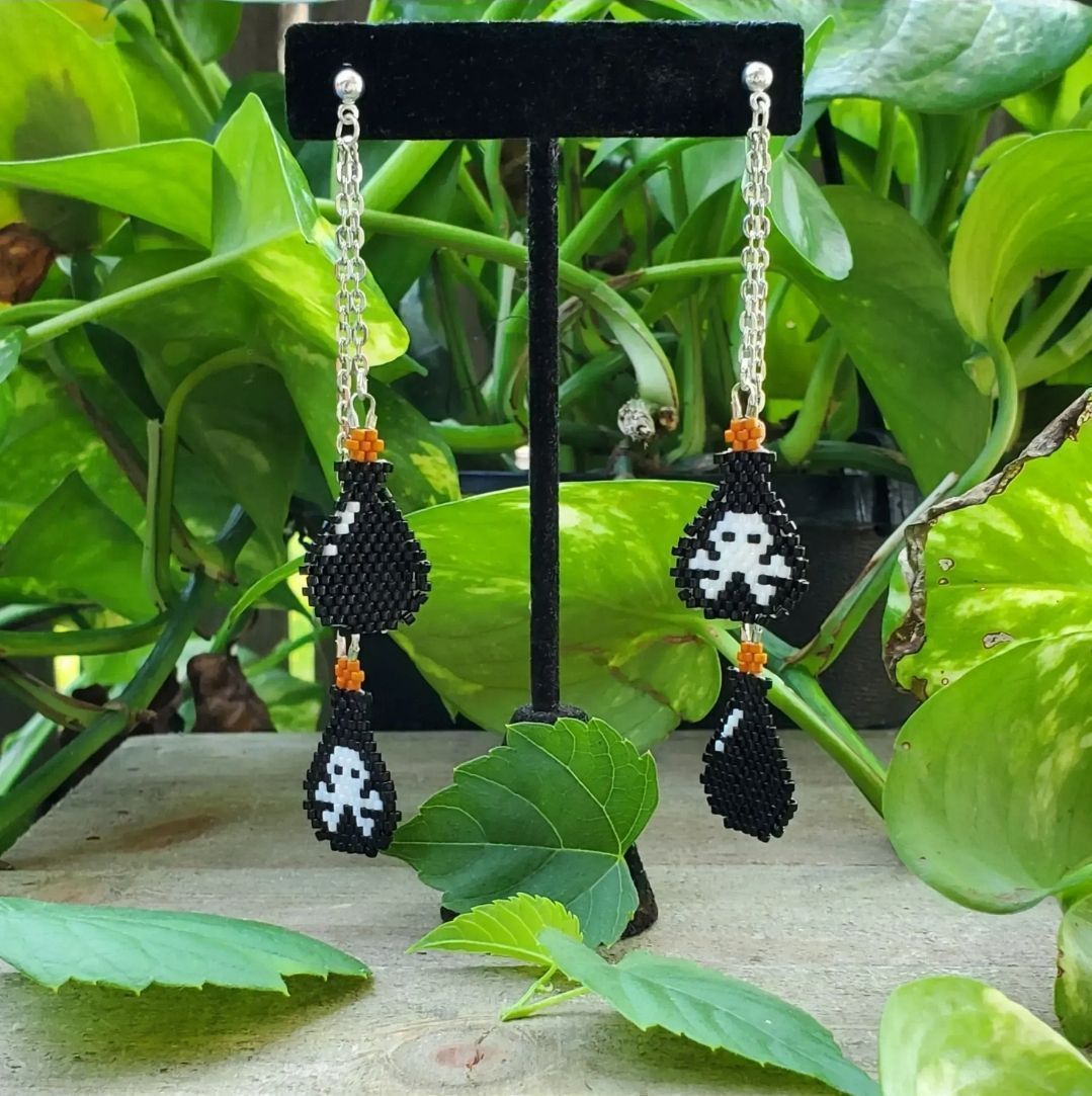Double tiered poison bottle beaded stud earrings, available in my Big Cartel store at lovealaskadesign.bigcartel.com . Qagaasakuq- thank you for looking! ☠️🧪💀 #NativeTwitter #GothTwitter #BeadedEarrings #NativeMade #Skulls