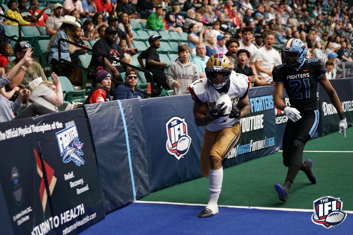 Action shots form the Third Quarter 📸🔥 #TheIndoorWar #FiredUpIFL