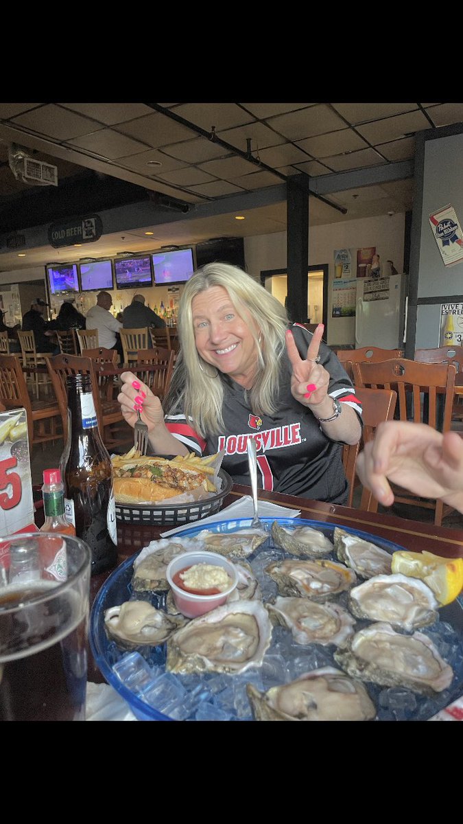 Repping the Ville in Alabama! #gocards #beachtime #oysters #vacation #beer 🍺 🦪 ☀️ 🌊 ❤️ @destinflorida