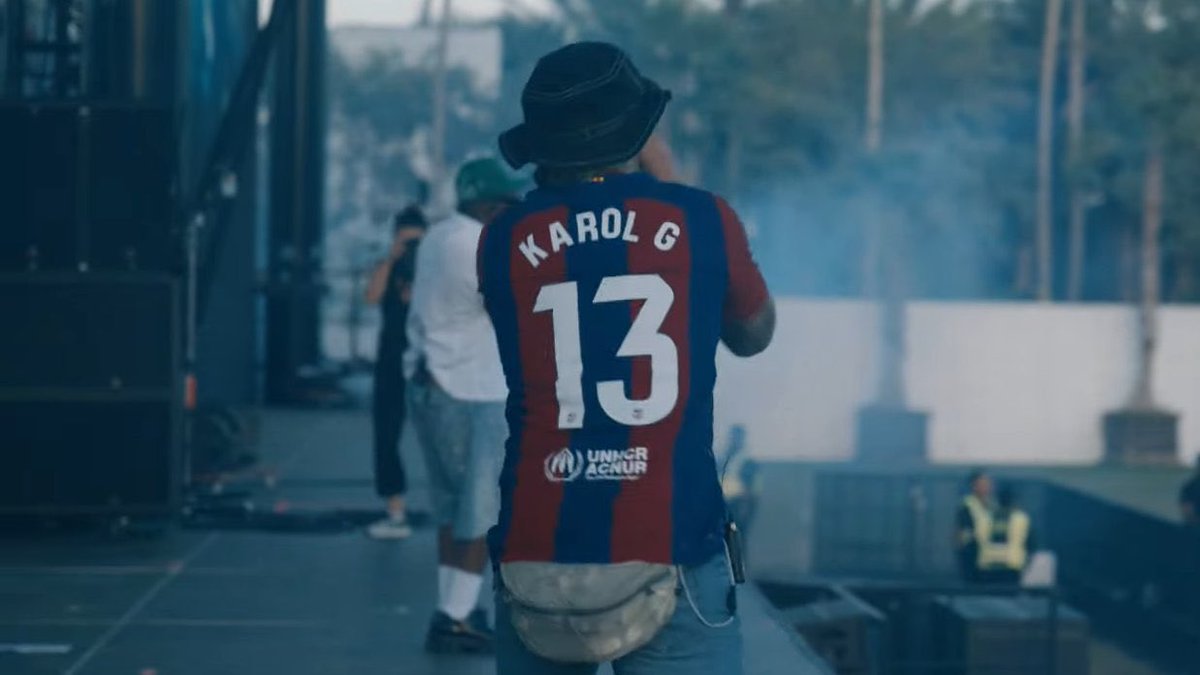 Feid con la camisa del Barça en colaboración con Karol G. 🥺💕