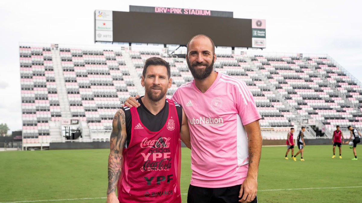 🚨Inter Miami all time goal scoring record count:

Gonzalo Higuaín: 29 goals (record)
Lionel Messi: 18 goals