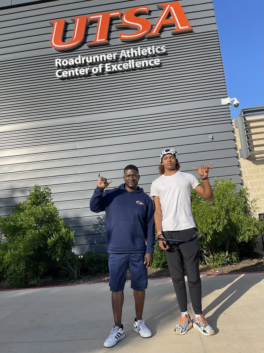 Had an amazing experience in San Antonio! Thank you @coachjordan03 for the spring game and the tour around the football facility! @Coach_Owens5 @CoachJudie5372 @CoachColvin7 @RC_Bulldogs