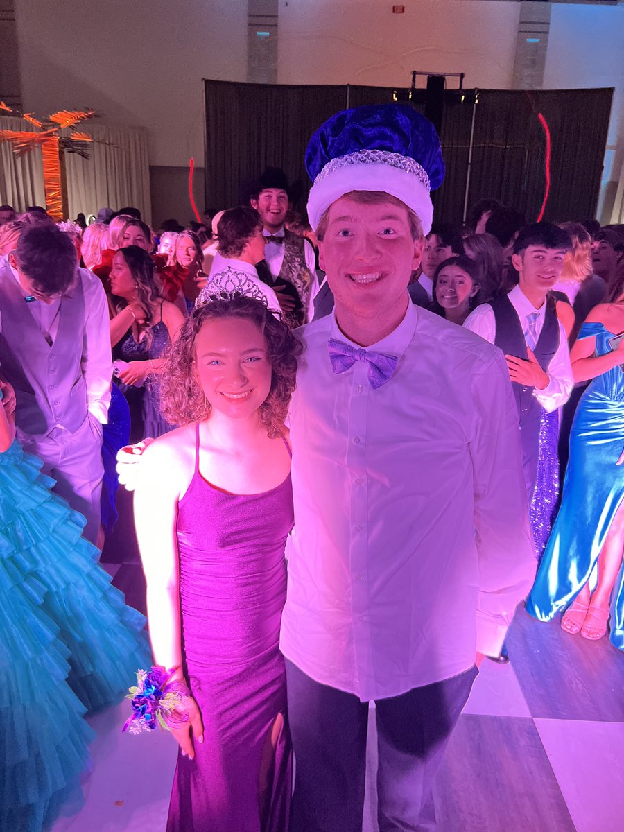 💃🏻 Tropical Paradise Prom 2024🕺🏻
It’s been a tropical night for our Mustangs! They came early and have danced the night away! Congratulations to our Prom King Brady Fox and Prom Queen Evelyn Arcand!  #OneValley