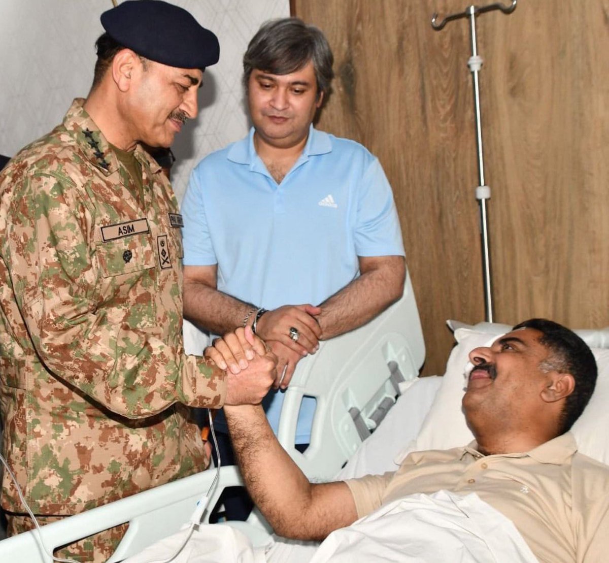 X users have been complaining about images posted of KPK & Sindh Police in our recent press releases as the concerned incident occurred in #Bahawalnagar, Punjab

#ArmyPoliceZindabad #ISPR

Due to popular demand, we have posted an image of #COAS with the Punjab Police….this image…