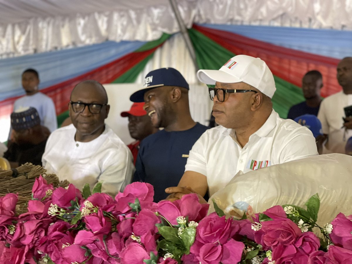 IdahosaDennis's tweet photo. Yesterday, I joined the Leaders and State Executives of our Party, All Progressives Congress (APC) to officially receive distinguish Senator Matthew Uroghide, Eight Former Council Chairmen and Labour Party members to our great party.
#Edo2024
#VictoryIsSure https://t.co/ta3RjjX5OK