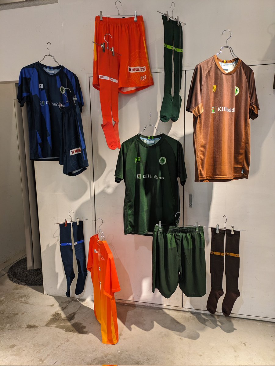 hisamatsuyoshi1's tweet photo. ラグビーのカテゴリーの中で
アップデートし続けてきたギア作りを
フットボールのフィールドへ展開！

原宿で開催の『FTBR』さんの展示会に！

ラグビーウェアは引っ張られるから作りが頑丈だそうです！

#FTRB https://t.co/q9dHkcVush