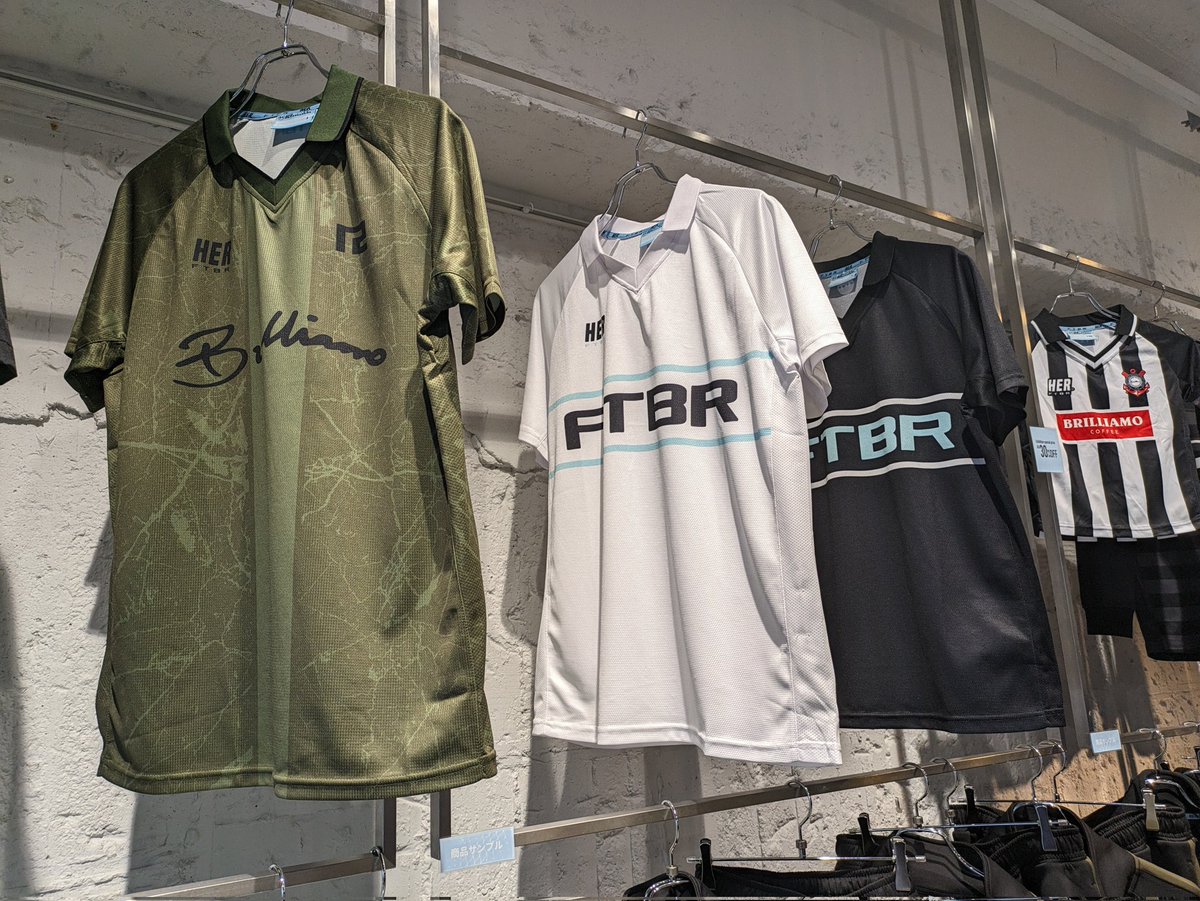 hisamatsuyoshi1's tweet photo. ラグビーのカテゴリーの中で
アップデートし続けてきたギア作りを
フットボールのフィールドへ展開！

原宿で開催の『FTBR』さんの展示会に！

ラグビーウェアは引っ張られるから作りが頑丈だそうです！

#FTRB https://t.co/q9dHkcVush