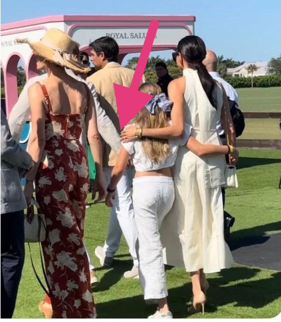 #HazNoBalls hand comfortably resting on Nachos bum in front of #MEgain while she’s comfortably hugging Nachos daughter 🤯 
Why didn’t they take their own kids? Perfect opportunity for a family trip
#WhereAreTheSussexKids