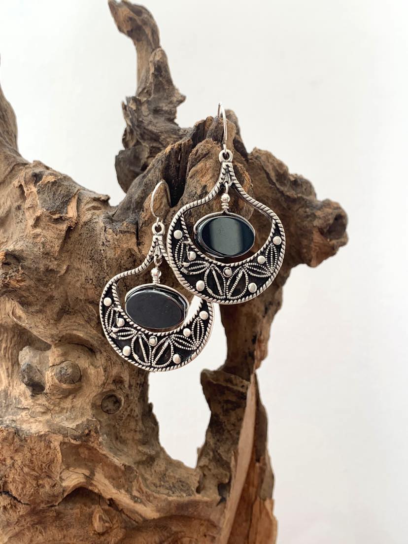 Unique, handcrafted, bohemian style chandelier earrings, 925 Sterling Silver hooks and Hematite.

Purchase via Etsy: etsy.com/uk/listing/171…

#uniqueearrings #925sterlingsilver #hematite #handcraftedearrings #originaljewellery #bohemianearrings #bohemianjewellery #boholook #boho