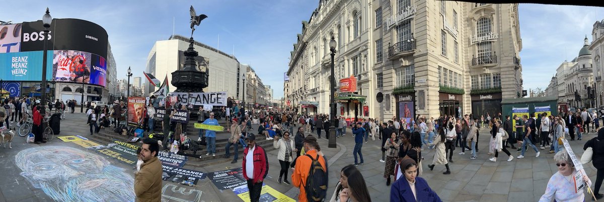 High footfall in Piccadilly Circus where Team Assange has been for 4years Saturdays 4-6pm telling the world of the US-UK persecution of Julian Assange. As a foreign national he won't have 1st Amendment rights & the US has said death penalty charges could be added if he's sent