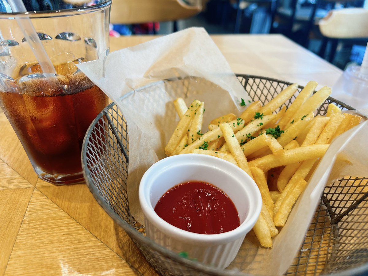 ちゃんとしたレストランで細いポテト出てくると、え〜😕😕ってならない？
太いやつがいいっ🍟

みんなはどっちがすき？？ https://t.co/hab04Zblvn