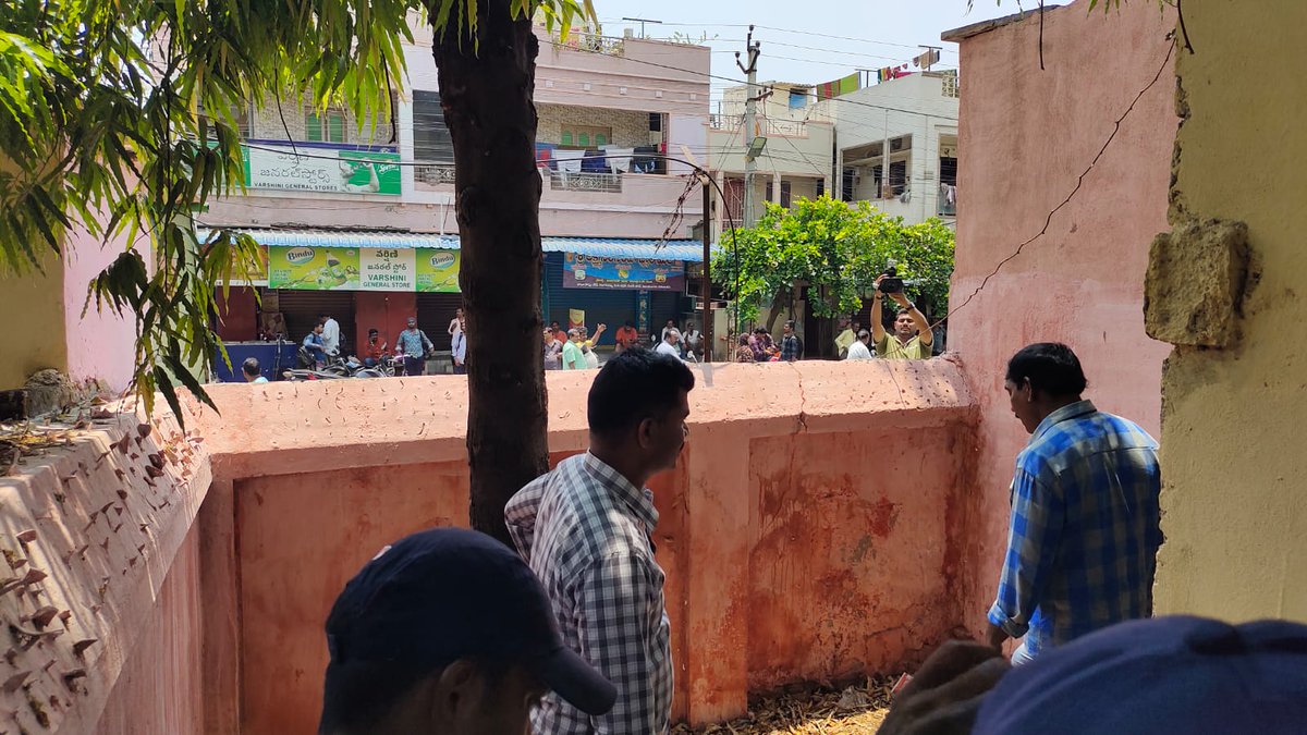 #Vijayawada #Police inspecting the #school at Dhaba Kotlu centre in #VijayawadaCentral constituency from where the miscreant suspected to have pelted the #stone at #CM #JaganMohanReddy  @NewIndianXpress