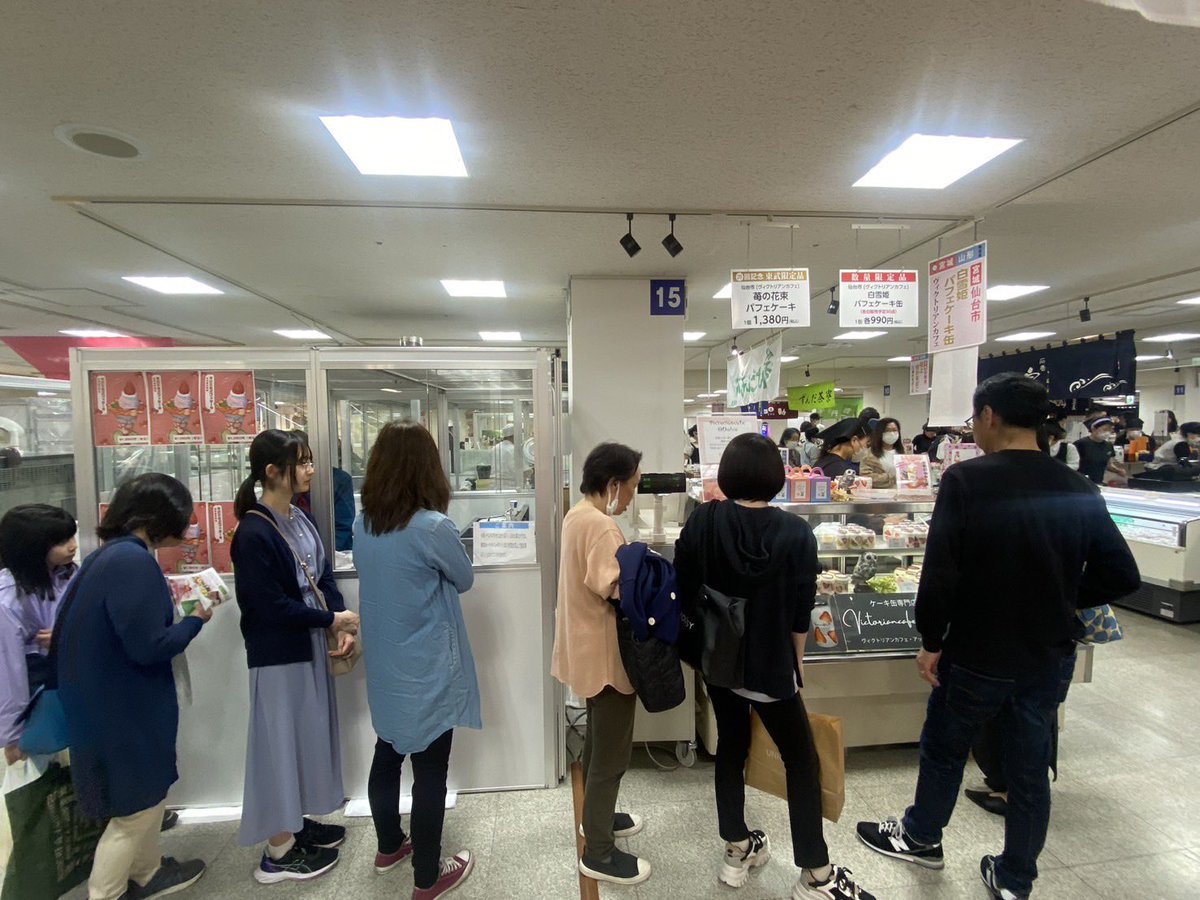 miamiamia925's tweet photo. 今回はパフェの実演販売という事で
パテシエやっております。
いつも販売員の格好してるので
「あれ？！今回はパテシエ風の衣装なんだね！」と
声をかけられるのですが
パテシエ風ではなく
一応わたしお菓子作ってますので
パテシエなんです笑笑

#まあ確かにコスプレに見えなくもない https://t.co/qljYF2ZJdj