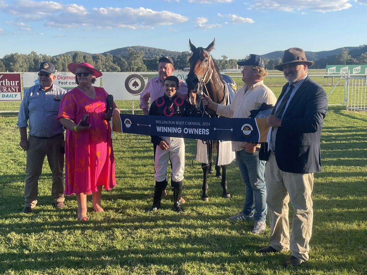 Congratulations @cavanoughracing 
FINGERS HUNTER wins the time honoured Wellington Boot. Top ride Braith Nock 👏🏇👍#westisbest