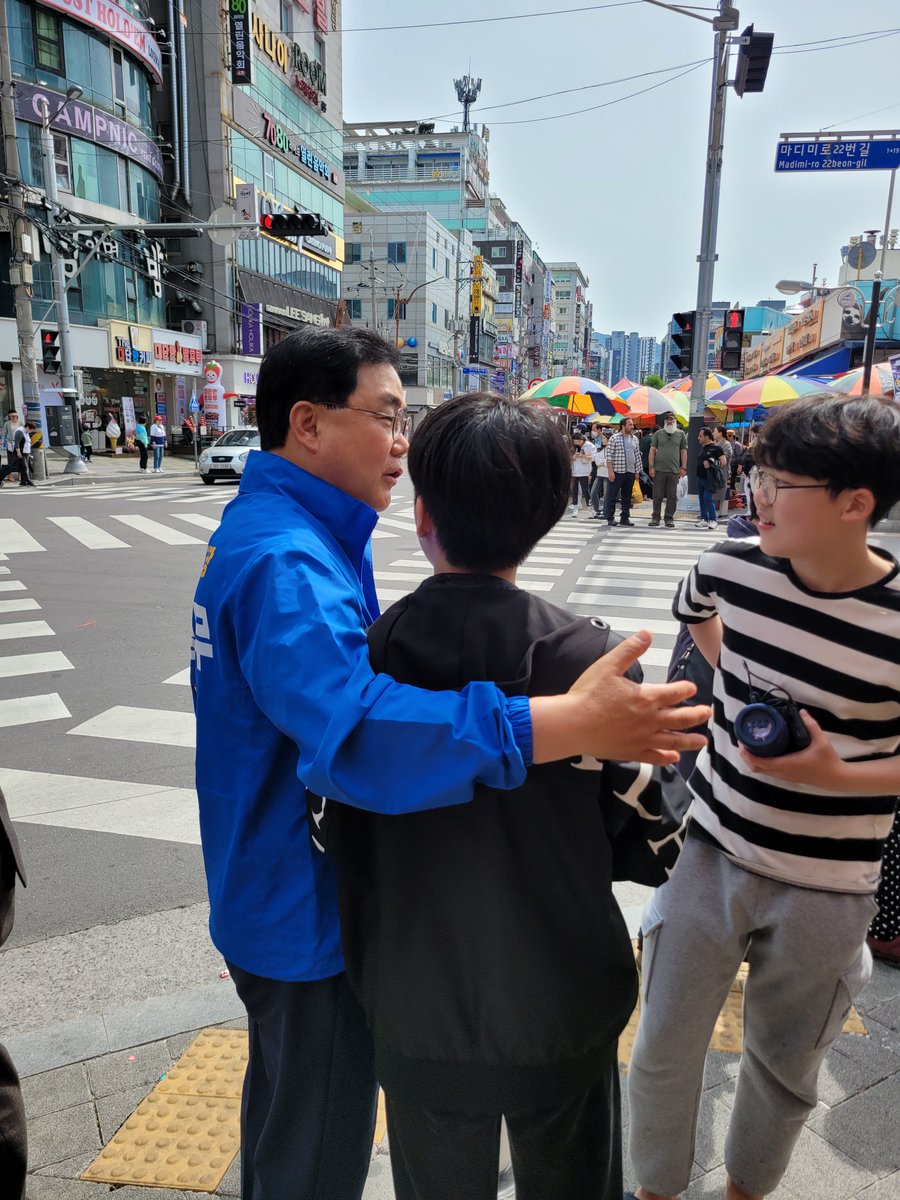 huhmooo's tweet photo. <성무가 또 왔습니다.>

시장 시���, 시장이 나타나지 않는 행사장이 없었다고 '참 부지런하다', '지금까지 이런 시장 없었다'고 칭찬 많이 받았습니다.

국회에 들어가선 얼굴 코빼기 보이지 않는 국회의원, 허성무 당선인과는 거리가 먼 이야기입니다. 오히려 '허성무 또 왔드나?' 얘기 들으며 의정활동을 해나 갈 것입니다.

오늘은 상남시장에서 성산구민들을 만났습니다. 역시나 반겨주시는 분들 참 많았습니다. 특히 선거일 개표 때문에 새벽 2시까지 잠을 못 잤다는 분들이 얼마나 많으신지...

엎치락 뒤치락하는 결과를 새벽 3시까지 함께 보며 기도한 우리의 간절함이 어려운 선거에서 승리를 이뤄냈습니다.

정말 감사합니다.💝