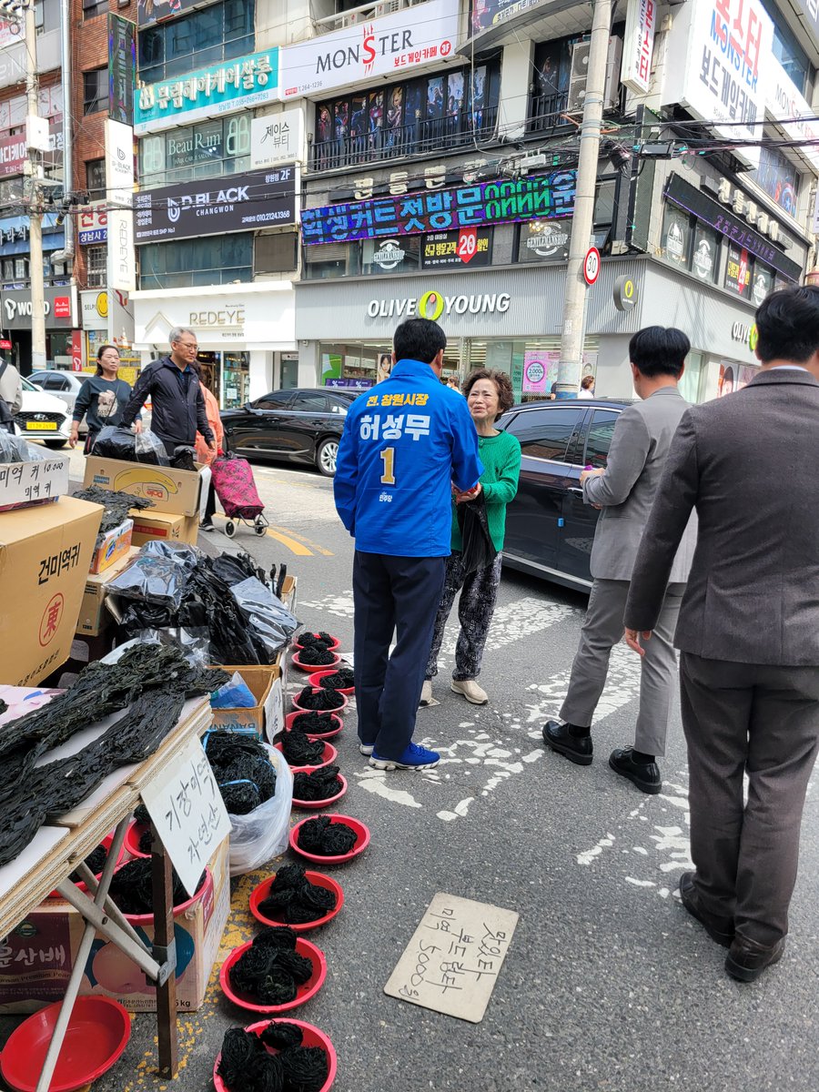 huhmooo's tweet photo. <성무가 또 왔습니다.>

시장 시���, 시장이 나타나지 않는 행사장이 없었다고 '참 부지런하다', '지금까지 이런 시장 없었다'고 칭찬 많이 받았습니다.

국회에 들어가선 얼굴 코빼기 보이지 않는 국회의원, 허성무 당선인과는 거리가 먼 이야기입니다. 오히려 '허성무 또 왔드나?' 얘기 들으며 의정활동을 해나 갈 것입니다.

오늘은 상남시장에서 성산구민들을 만났습니다. 역시나 반겨주시는 분들 참 많았습니다. 특히 선거일 개표 때문에 새벽 2시까지 잠을 못 잤다는 분들이 얼마나 많으신지...

엎치락 뒤치락하는 결과를 새벽 3시까지 함께 보며 기도한 우리의 간절함이 어려운 선거에서 승리를 이뤄냈습니다.

정말 감사합니다.💝