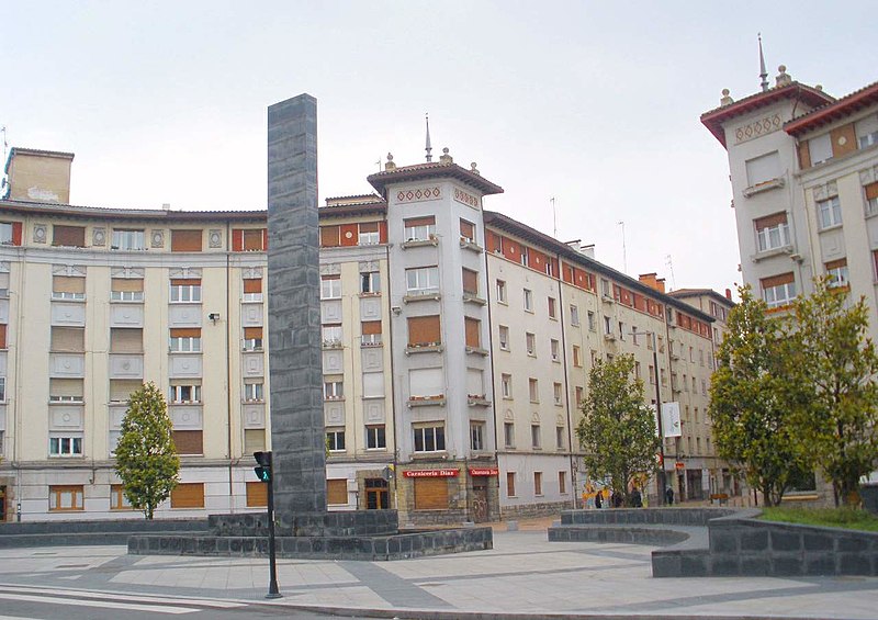 PatrimonioAlava's tweet photo. #VitoriaGasteiz. La Plaza #JuandeAyala se remodeló por el arquitecto Eduardo #Tabuenca y cuenta con la escultura de Jorge #Girbau de 14 m. #Álava
Foto: Zarateman https://t.co/LWcNe8xfMQ https://t.co/Jaa40mtIz7
