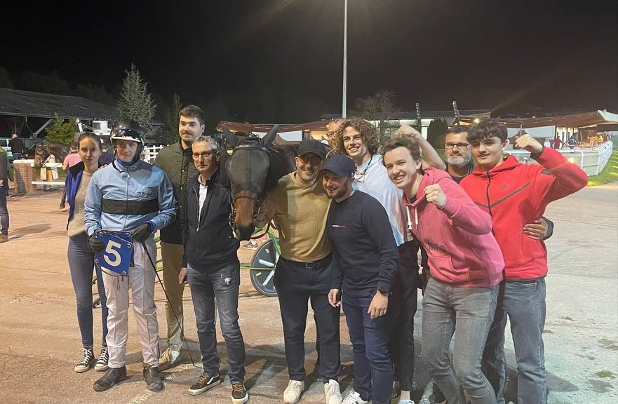 Mitchonthefire's tweet photo. Belle soirée hier à Amiens avec la team Thibaut Barassin et la magnifique victoire de Lover Adema 🥇😊 https://t.co/07CROxTOWT