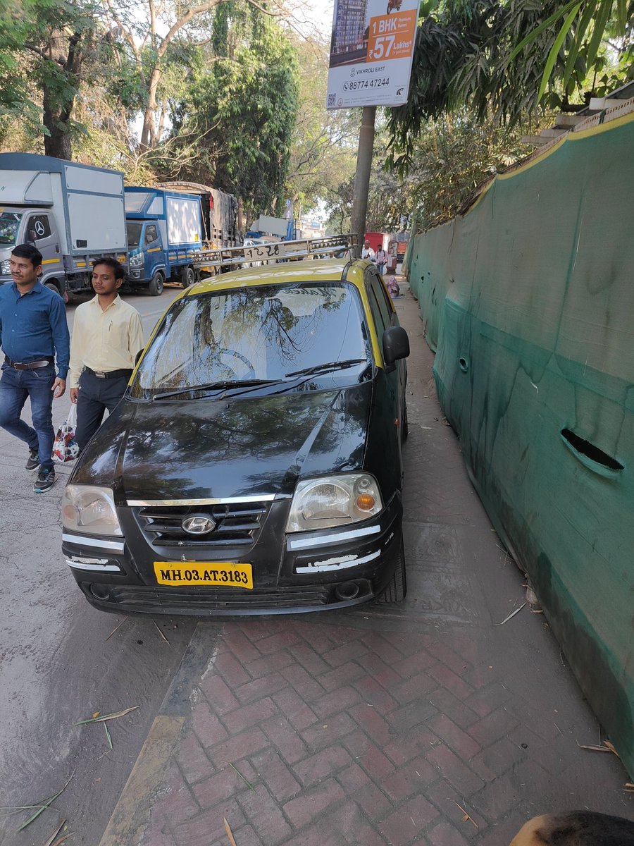 mashrujeet's tweet photo. In today's edition of #FootpathAbuse:
Residents of Ghatkopar West share their troubles of walking on footpaths due to the illegal parking mafia blocking them.

Locals say that their letters to @MTPHereToHelp and @MumbaiPolice have yielded no results.
#FreeOurFootpaths https://t.co/Xhtpefj49W