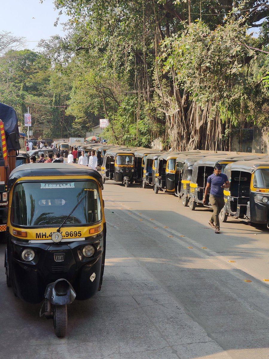 mashrujeet's tweet photo. In today's edition of #FootpathAbuse:
Residents of Ghatkopar West share their troubles of walking on footpaths due to the illegal parking mafia blocking them.

Locals say that their letters to @MTPHereToHelp and @MumbaiPolice have yielded no results.
#FreeOurFootpaths https://t.co/Xhtpefj49W