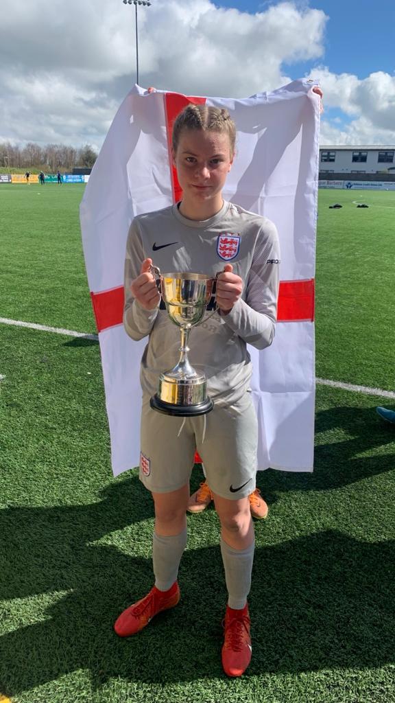 3️⃣ matches played 3️⃣ matches won 1️⃣ player of the match A huge congratulations to our #GirlsAcademy player Evie whose penalty shootout heroics - saving five penalties across two shootouts - helped @England U15s win the Bob Doherty Tournament 🙌👏 🏆 #Lionesses 🦁 | #MUWomen…