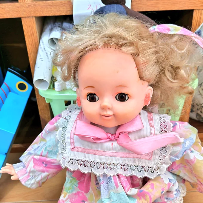 メリーさん人形の都市伝説をどっかできいてトラウマになればいいのに小さい怪獣(生まれて7年以上)(兄貴の子) ほんと許せん てのもこの人形昔はメリーさんのひつじが鳴る人形だったんですよ(経年劣化で鳴らない) 出しとくほうが悪いとかまたはぐらかされるんだろうな あーあ