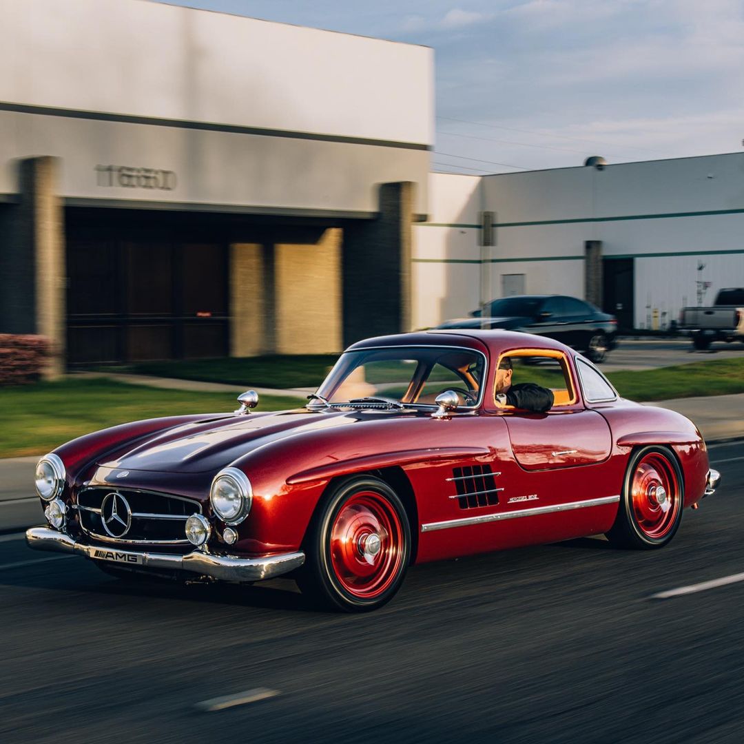 mbmaybachfans's tweet photo. The most beautiful classic car in the history: 1954 Mercedes-Benz 300 SL 🦅

📸: @slang500 (IG) https://t.co/vI9ga9OGRz