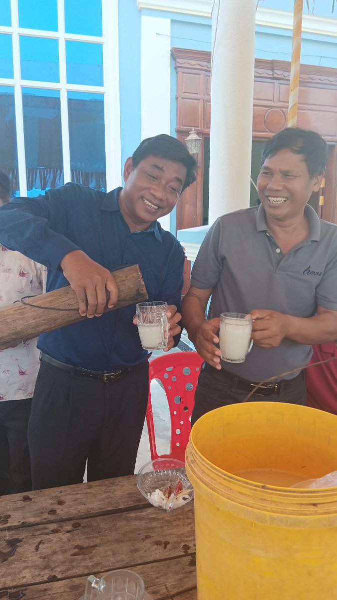 ChetPhirum's tweet photo. It`s great day! that I had small reunite with my high school friend(1992) most of them became primary school teacher and only one friend keep his work over 30 years, he clime the palm tree make sugar and make palm win. https://t.co/KZ7tovSAaF